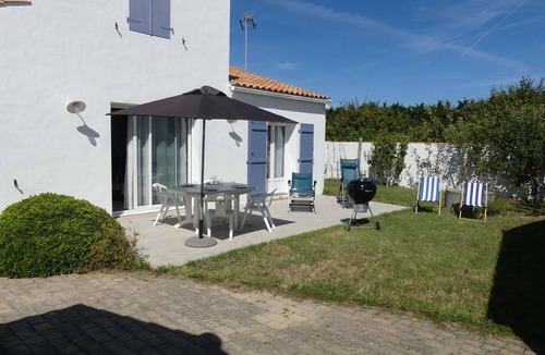 La Gueriniere House | Charming 2-Bedroom House Near Beach & Town + Terrace, BBQ, Parking Included