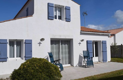 La Gueriniere House | Charming 2-Bedroom House Near Beach & Town + Terrace, BBQ, Parking Included