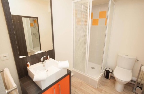 Chevilly-Larue Hotel | Charming Apartment w/Kitchen Steps from Vibrant Market & Metro