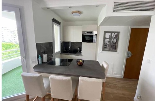 Faubourg de l'Arche Apartment | Charming apartment with terrace, near Paris