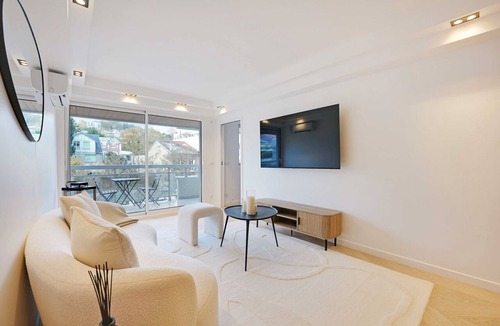Suresnes Apartment | Charming Apt with AC & balcony