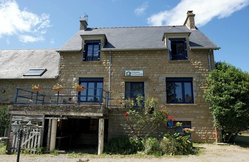 Servon House | Charming Family House 10 min from Mont-Saint-Michel – Sleeps 10