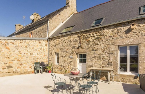 Anneville-en-Saire Cottage | Charming house, parking, pets OK - 4 guests