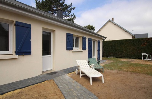 Saint-Germain-sur-Ay Cottage | Charming seaside house with terrace in Saint-Germain-sur-Ay