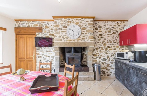 Montsurvent Cottage | Charming stone house with BBQ and garden