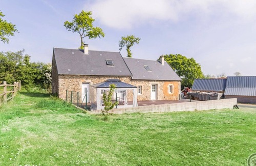 Montsurvent Cottage | Charming stone house with BBQ and garden