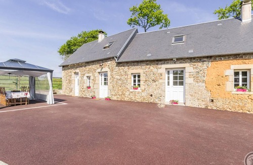 Montsurvent Cottage | Charming stone house with BBQ and garden
