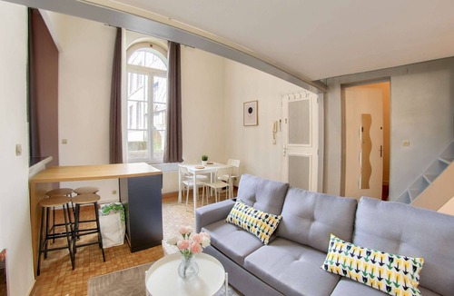 Quartier Pasteur Apartment | Chic apartment with mezzanine