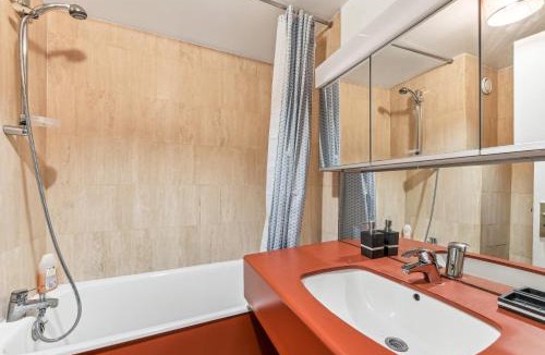 Porte-Dauphine Apartment | Chic studio Champs-élysées