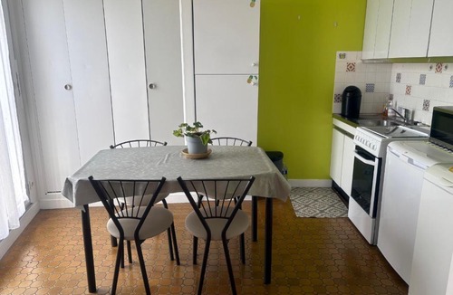 Sable-sur-Sarthe Apartment | Chic studio en centre-ville, parking - 2 pers. - FR-1-410-493