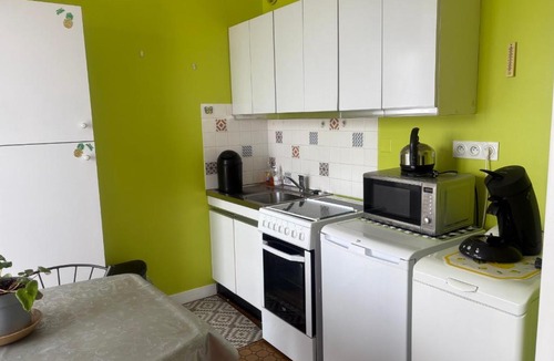 Sable-sur-Sarthe Apartment | Chic studio en centre-ville, parking - 2 pers. - FR-1-410-493