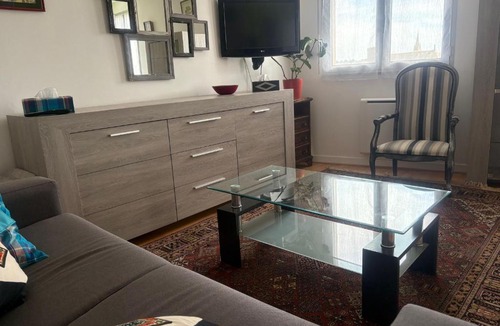 Sable-sur-Sarthe Apartment | Chic studio en centre-ville, parking - 2 pers. - FR-1-410-493