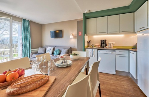 Courseulles-sur-Mer House | Coastal Chalet for 6 with Pool