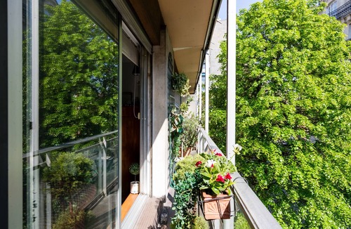 16th Arrondissement Apartment | Colourful on rue Singer, by Veeve