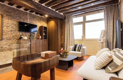 Arts-et-Metiers Apartment | COMBINING AUTHENTIC PARISIAN CHARACTER WITH MODERN COMFORTS -MARAIS