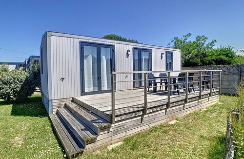 Jullouville-les-Pins House | Comfortable 2-Bedroom Mobile Home, 200m from Beach, Pool, WiFi, Parking