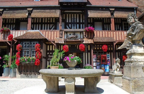 Dives-sur-Mer Apartment | Comfortable apartment near Port Guillaume for 4 with pets allowed