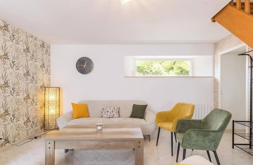 Teurtheville-Bocage Cottage | Comfortable South-Facing House with 3 Bedrooms and Parking