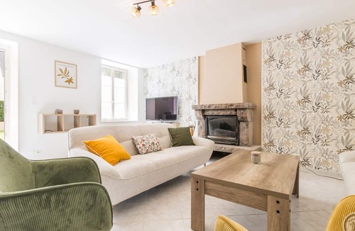 Teurtheville-Bocage Cottage | Comfortable South-Facing House with 3 Bedrooms and Parking
