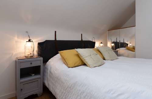 La Croix-Hellean Bed & Breakfast | Comme Avant Guest Room – Les Hortensias