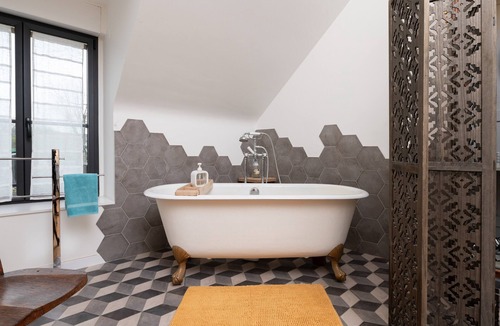 La Croix-Hellean Bed & Breakfast | Comme Avant Guest Room – Les Hortensias