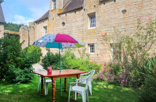 Pont-l'Abbe Villa | Cosy apartment in villa for 6 guests with terrace and pets allowed