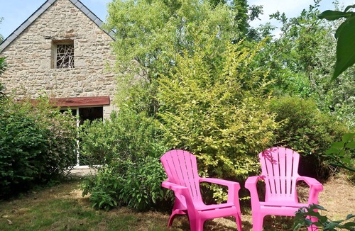 Pont-l'Abbe Villa | Cosy apartment in villa for 6 guests with terrace and pets allowed