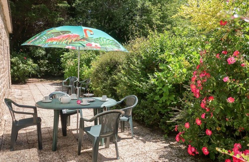 Pont-l'Abbe Villa | Cosy apartment in villa for 6 guests with terrace and pets allowed