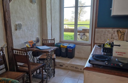 La Lande-de-Louge Apartment | Cosy farm studio (green)