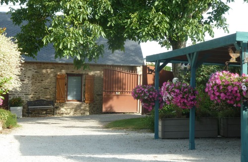 Ceaux House | Cottage CHAUSEY - quiet and comfortable, overlooking the large garden.