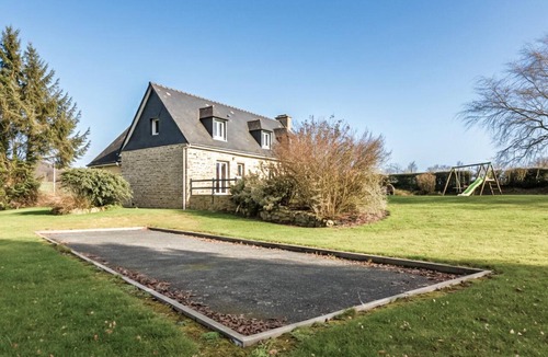 Montchamp House | Cozy home in MONTCHAMP VALDALLIERE with WiFi