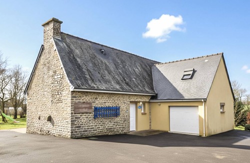 Montchamp House | Cozy home in MONTCHAMP VALDALLIERE with WiFi