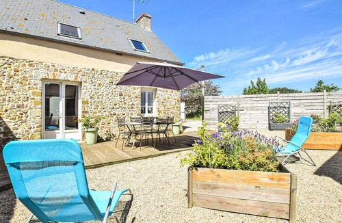 Creances House | Cozy home in Créances with WiFi