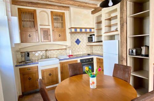 Montbazon House | Cozy house, centre bourg, 2 suites, cheminée