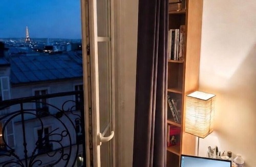 Montmartre Apartment | Crazy Skyshow Flat in Montmartre