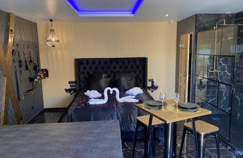 Frenouville Hotel | Désirs d'une nuit - Loveroom jacuzzi