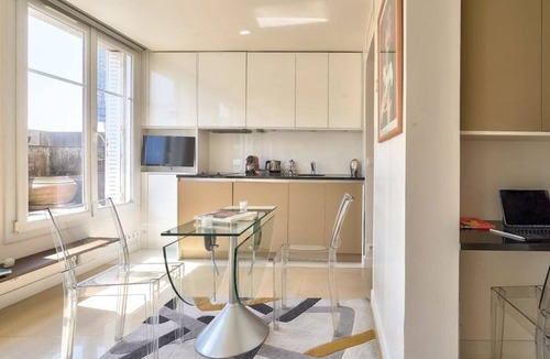 Quartier du Gros-Caillou Apartment | Designed Studio with A/C-Terrasse Vue Tour Eiffel