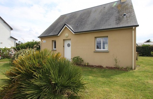 Saint-Germain-sur-Ay Cottage | Detached house in Saint-Germain-sur-Ay with private garden