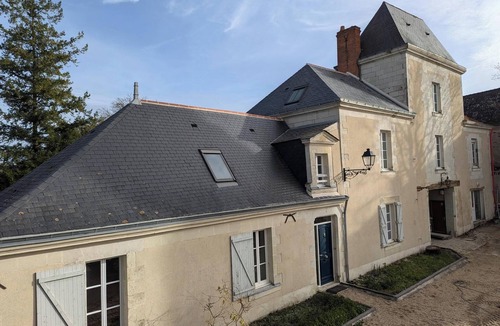 Saint-Saturnin-sur-Loire House | Double room in a château outbuilding