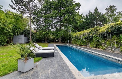 Le Celle-Saint-Cloud Bed & Breakfast | Double room & table d'hôte near Versailles