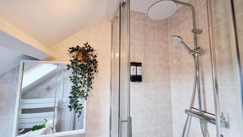 Fleury-les-Aubrais Apartment | Duplex 4pers Calme Parking - Proche Gare & Rocade
