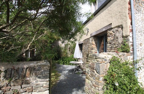 Bretteville-sur-Ay Cottage | Eco-friendly cottage with parking and retro charm in Normandy
