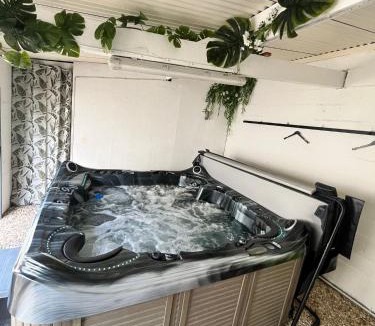 Angrie House | Ecrin de Verdure Spa, Piscine et Nature