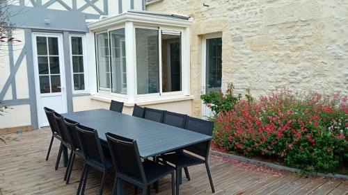Arromanches-les-Bains House | Embruns maison spacieuse rénovée 5 ch 3 sdb 2 WC belle terrasse aménagée barbecue à 250 m de la plage en plein centre d' Arromanches, tous commerces, restaurants, au coeur des plages du débarquement, proximité de Bayeux