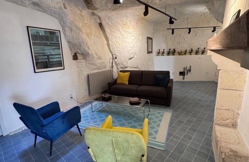 La Roche-Clermault Bed & Breakfast | Family suite in troglodyte house with access to indoor swimming pool