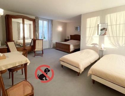 Formigny Bed & Breakfast | Ferme fortifiée d Enguenard