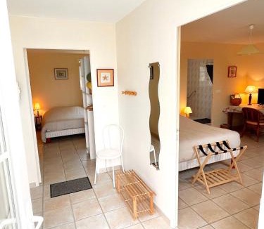 Formigny Bed & Breakfast | Ferme fortifiée d Enguenard