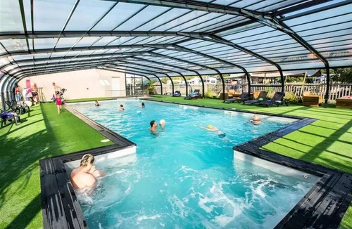 Brehemont House | Flower Camping Loire et Châteaux * - Mobile Home Premium 41m2 (3 bedrooms-6 people) + 2 bathrooms + air conditioning + covered terrace + LVS 6 people