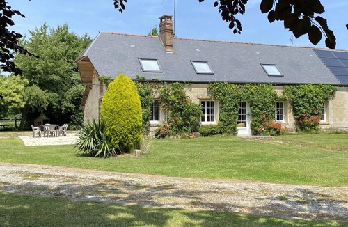 Saint-Evroult-Notre-Dame-du-Bois Cottage | Spacious farmhouse with garden in Saint-Evroult, pets allowed on request