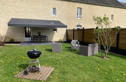 Tracy-sur-Mer Apartment | Gîte avec jardin à 1,5 km des plages du débarquement